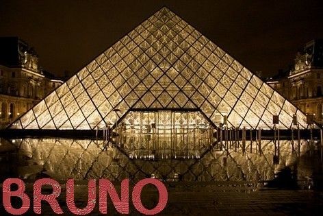 Bruno-pyramide-Louvre_1.jpg